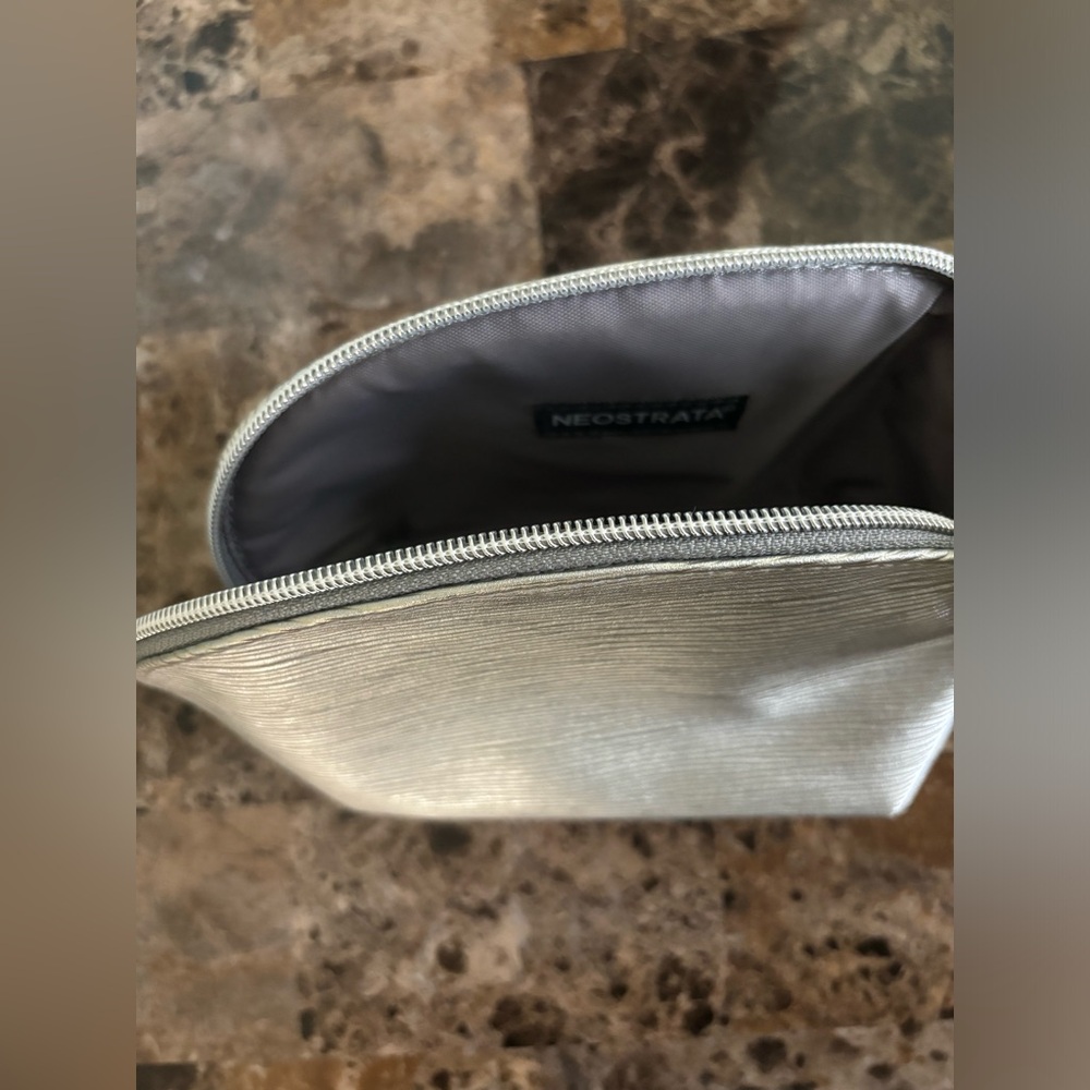 Neostrata Cosmetic Bag Small Silver Zip Closure Beauty Accessories Makeup New - Picture 3 of 6